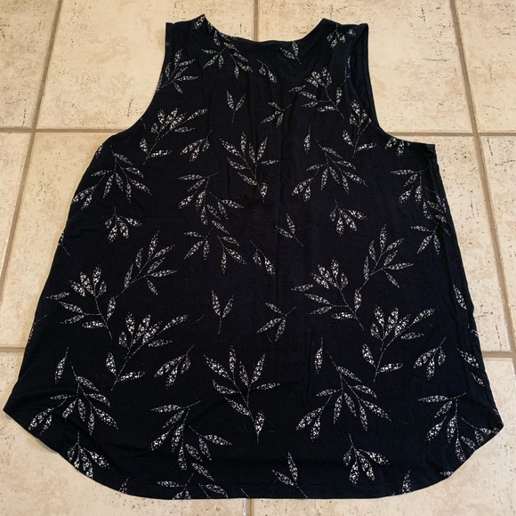 Reitmans XL Black & Silver/Gold Leaf Pattern Sleeveless V-Neck Blouse - Picture 5 of 6